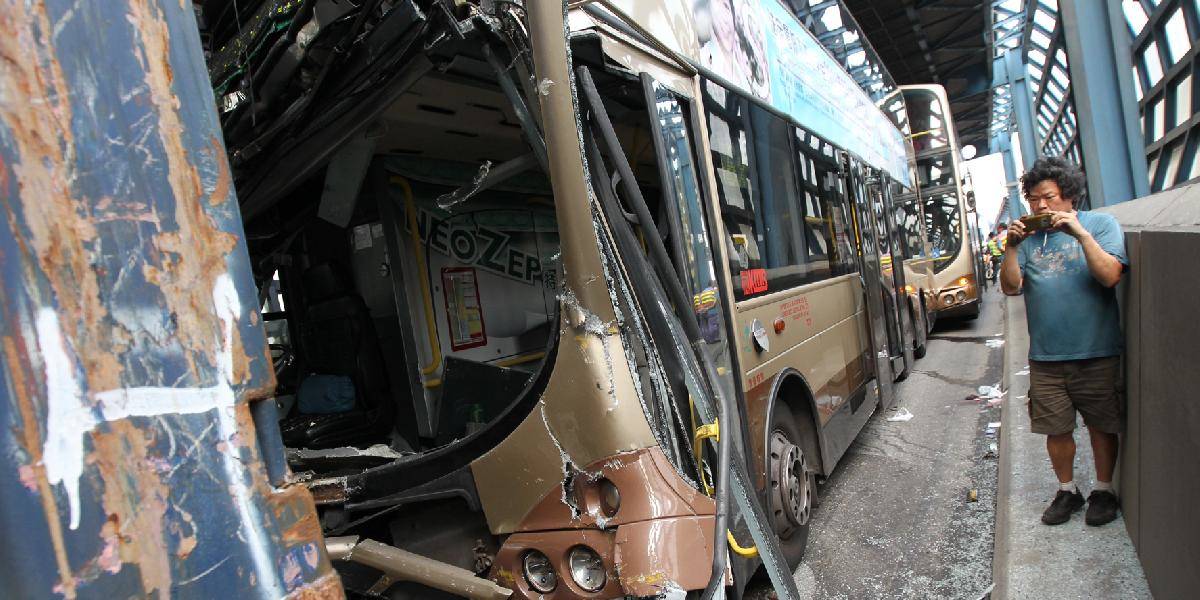 Pri zrážke poschodového autobusu s kamiónom zahynulo 19 ľudí