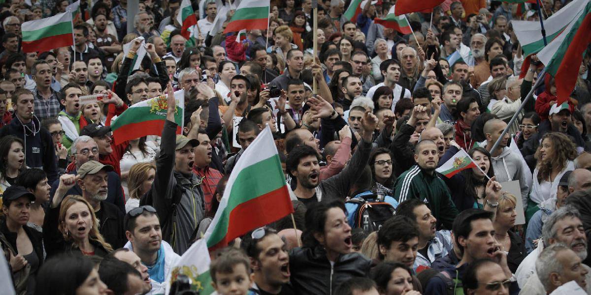 V Bulharsku to vrie: Politici uviazli pre protesty v parlamente!