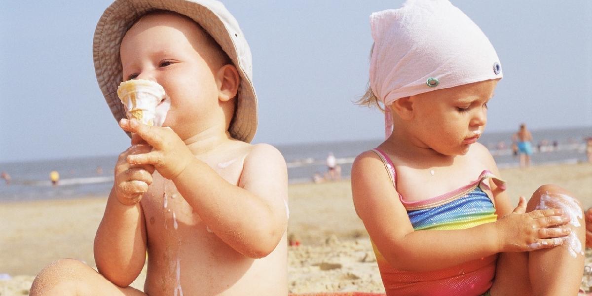 Lekári varujú: Slnko je pre deti mimoriadne nebezpečné