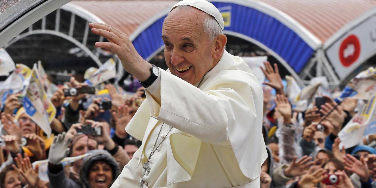 Dav mníšok bežal za pápežom Františkom, chceli sa s ním odfotografovať