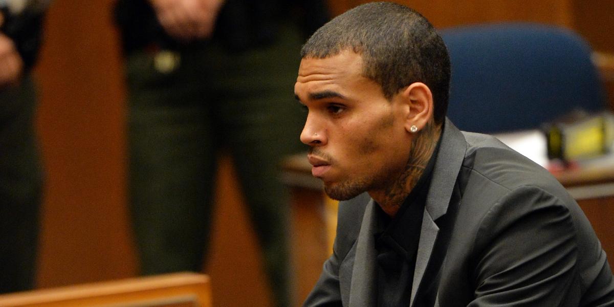 Chris Brown nepriznal vinu v prípade dopravnej nehody