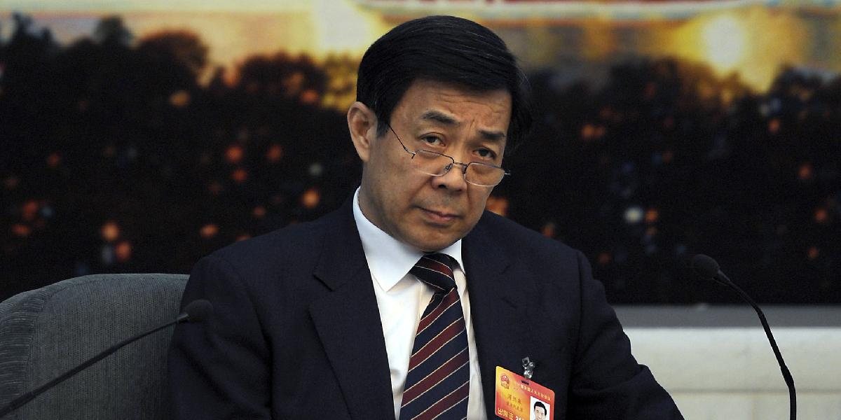 Špičkového čínskeho funkcionára Poa po škandále obvinili z korupcie