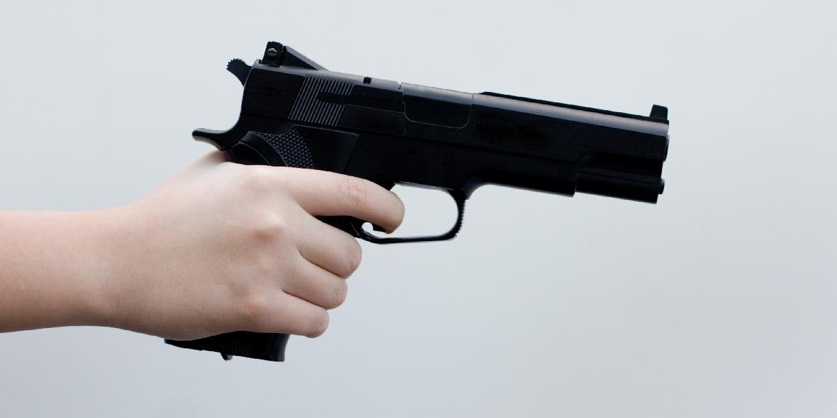 Mladý lúpežník: Chlapec (14) vylúpil benzínku so zbraňou v ruke