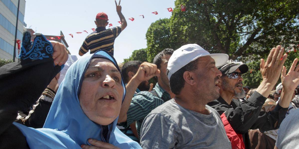 Násilnosti v Tunisku si vyžiadali už prvú obeť!