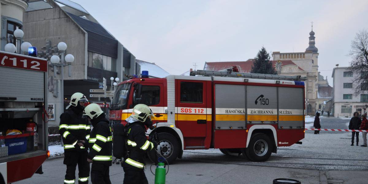 Auto narazilo do stĺpa verejného osvetlenia: Zasahovať museli hasiči