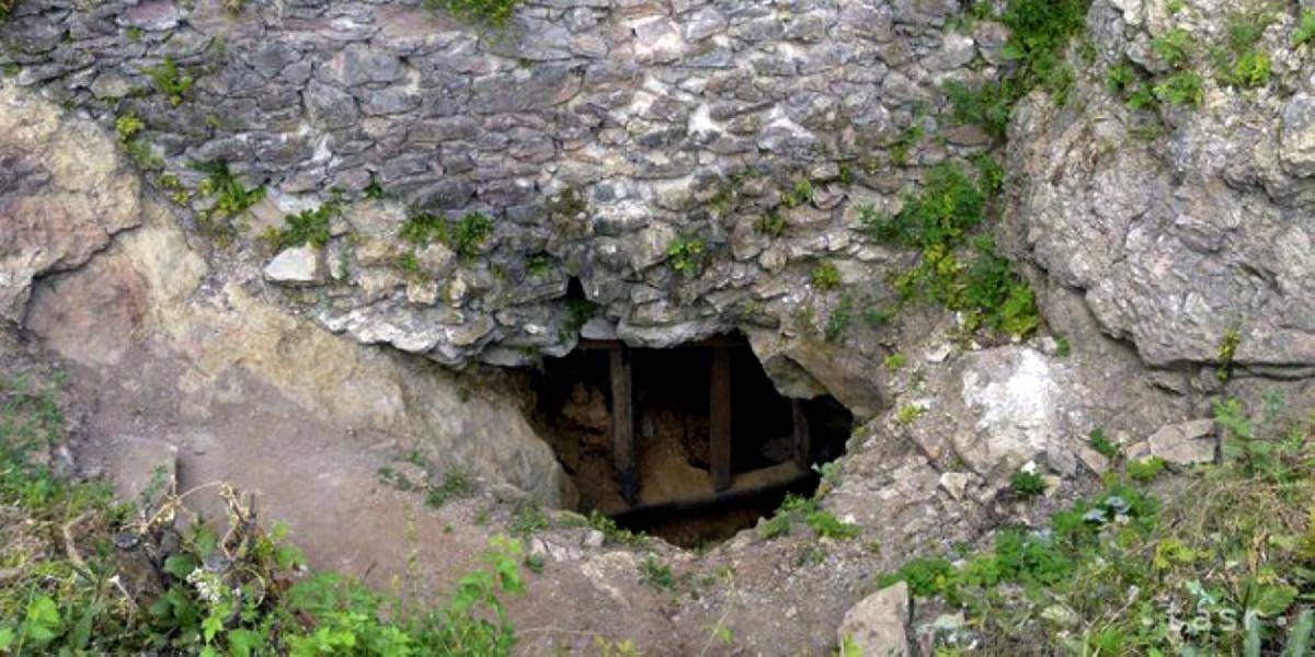 Pod hradom Divín objavili stometrovú krasovú jaskyňu