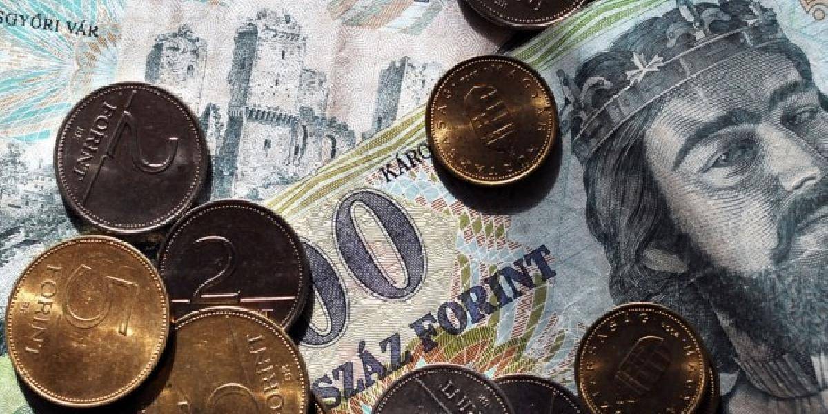 Poplatky svojej banky s inými porovnáva iba štvrtina Maďarov