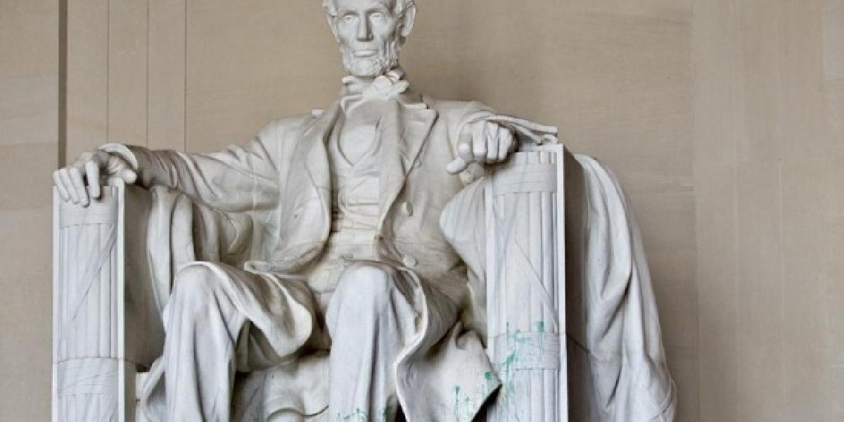 Neznámy páchateľ postriekal zelenou farbou Lincolnov pamätník