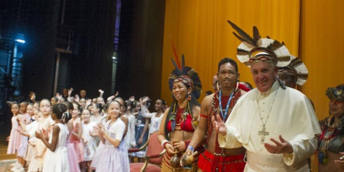 Pápež v Brazílii prijal ako dar indiánsku čelenku