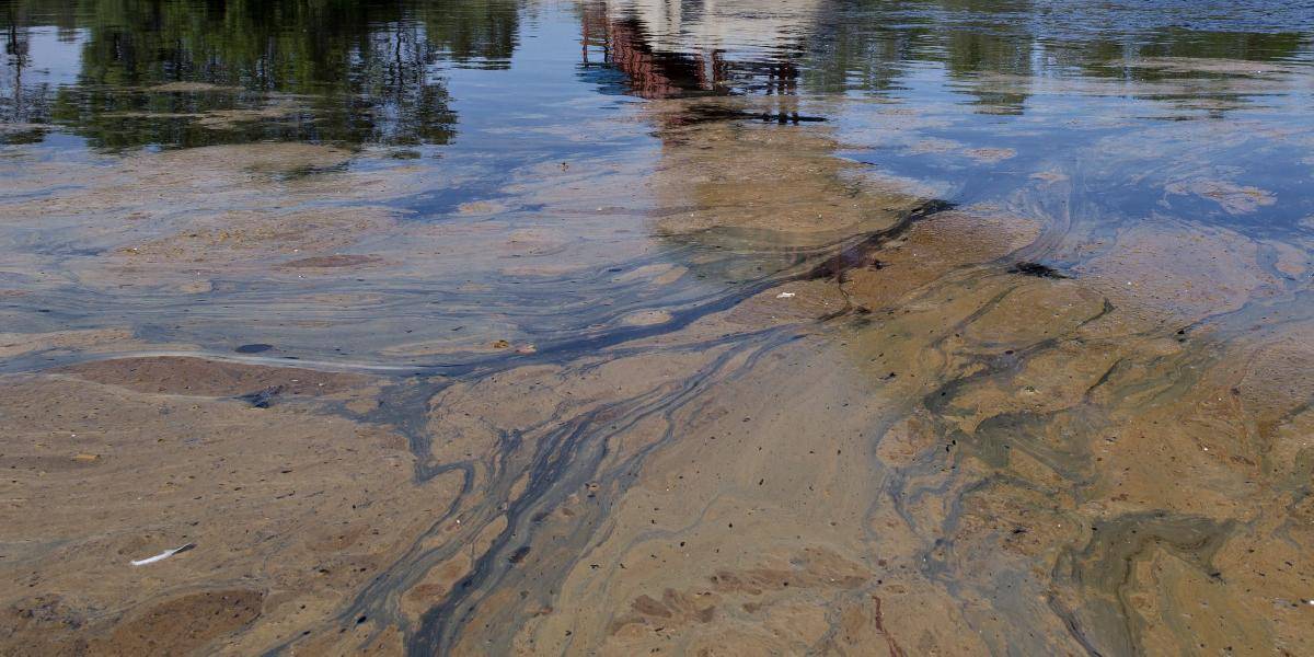 Ropná škvrna v Thajsku zasiahla turistami vyhľadávaný ostrov Samet