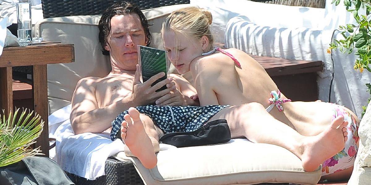 Herca Benedicta Cumberbatcha prichytili bozkávať sa s ruskou modelkou