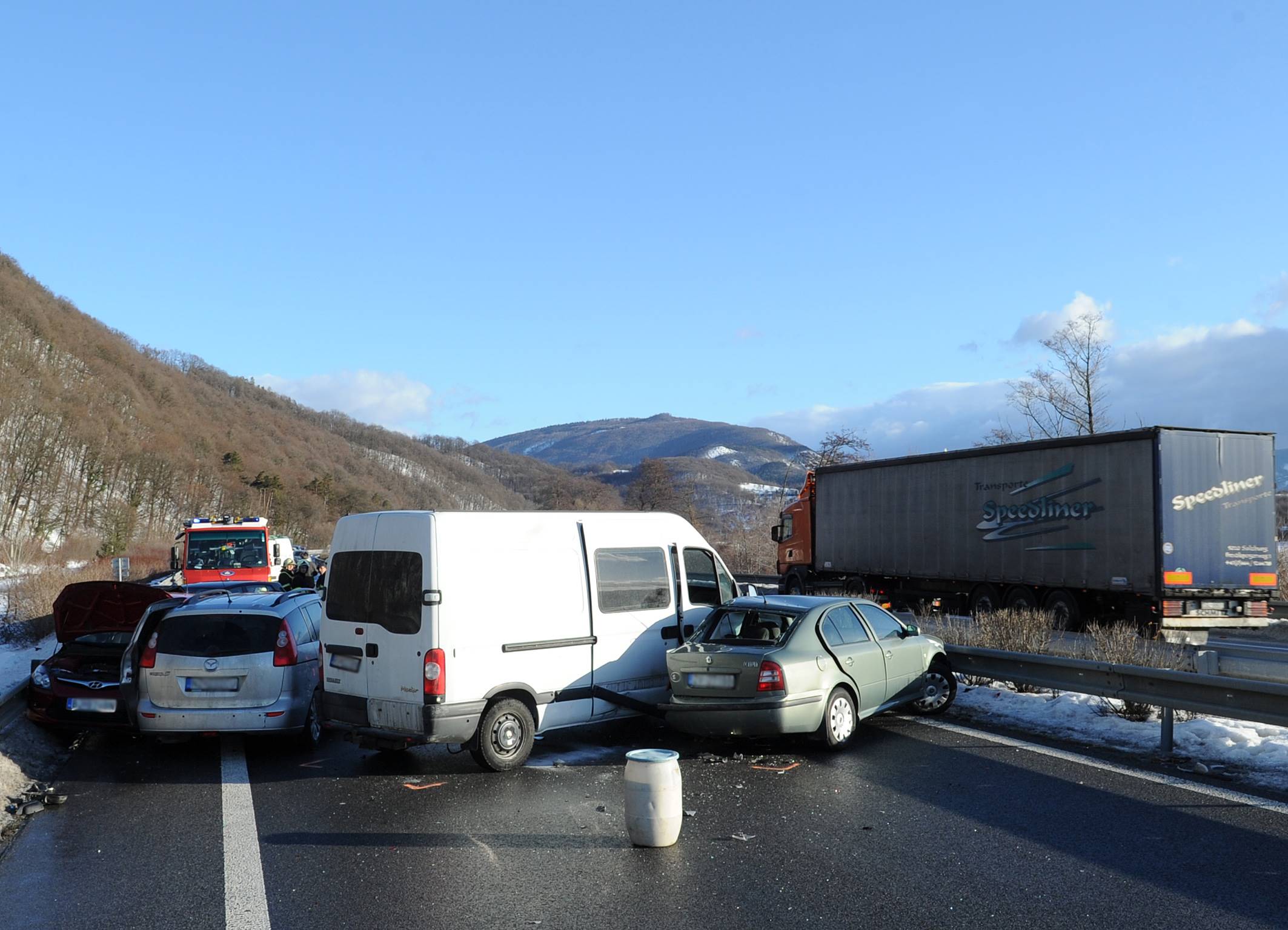 Na R1 sa pre poľadovicu zrazilo 13 áut, úsek Nová Baňa-Nitra uzavreli