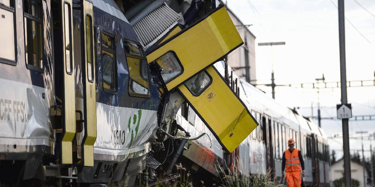 Zrážku vlakov vo Švajčiarsku zavinil zrejme rušňovodič, ktorý prehliadol červenú
