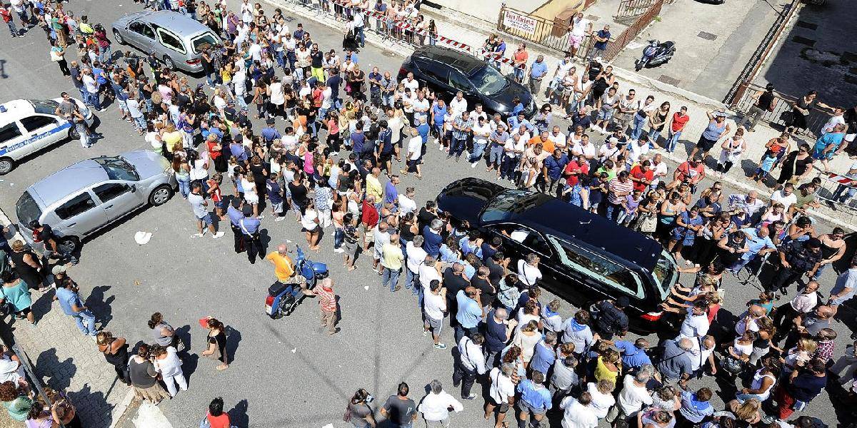 Obete nehody si v Taliansku uctili tisíce ľudí vrátane premiéra