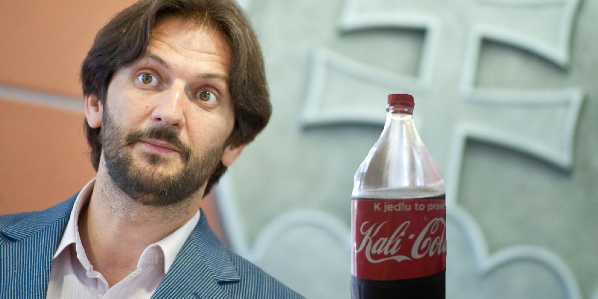 Kaliňák má vlastnú Coca-Colu: Kali-Colu rozdával na tlačovke!
