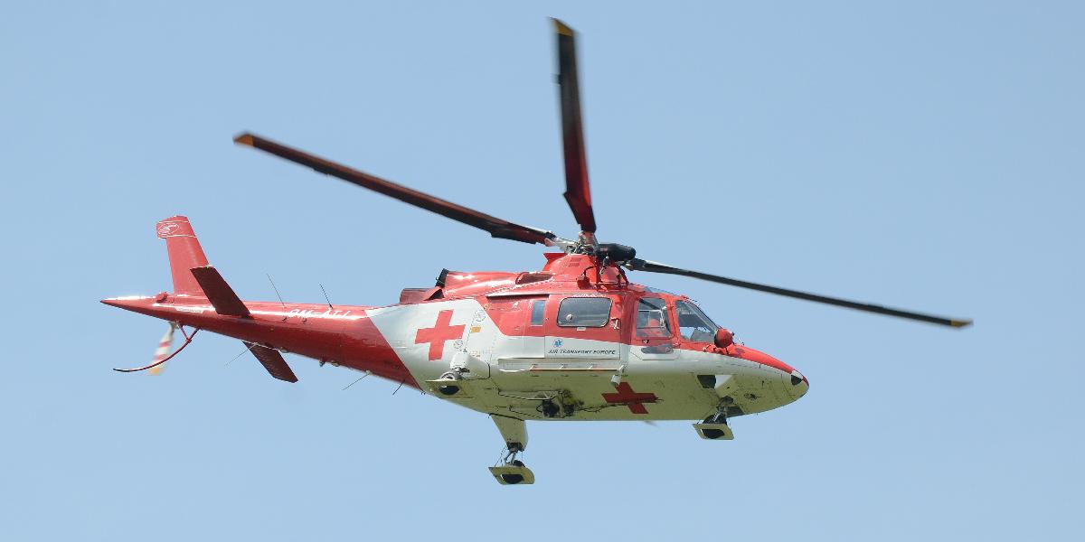 Muža, ktorý sa poranil motorovou pílou, odviezol vrtuľník