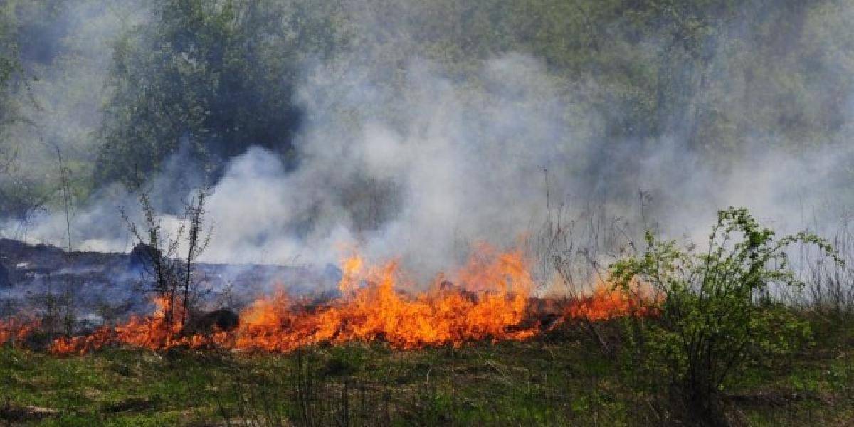 V Blatnici horí les, hasiči leteli k požiaru vrtuľníkom