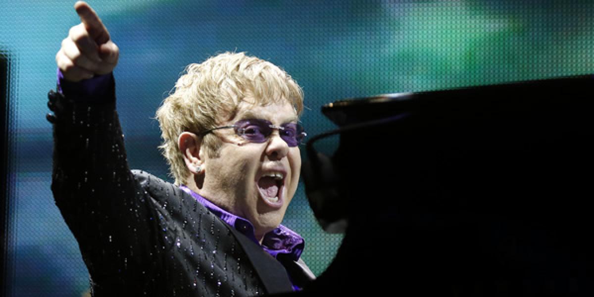 Elton John podstúpil operáciu apendixu