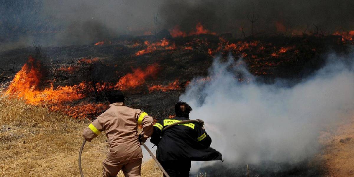 Veľký požiar ničí domy severne od Atén