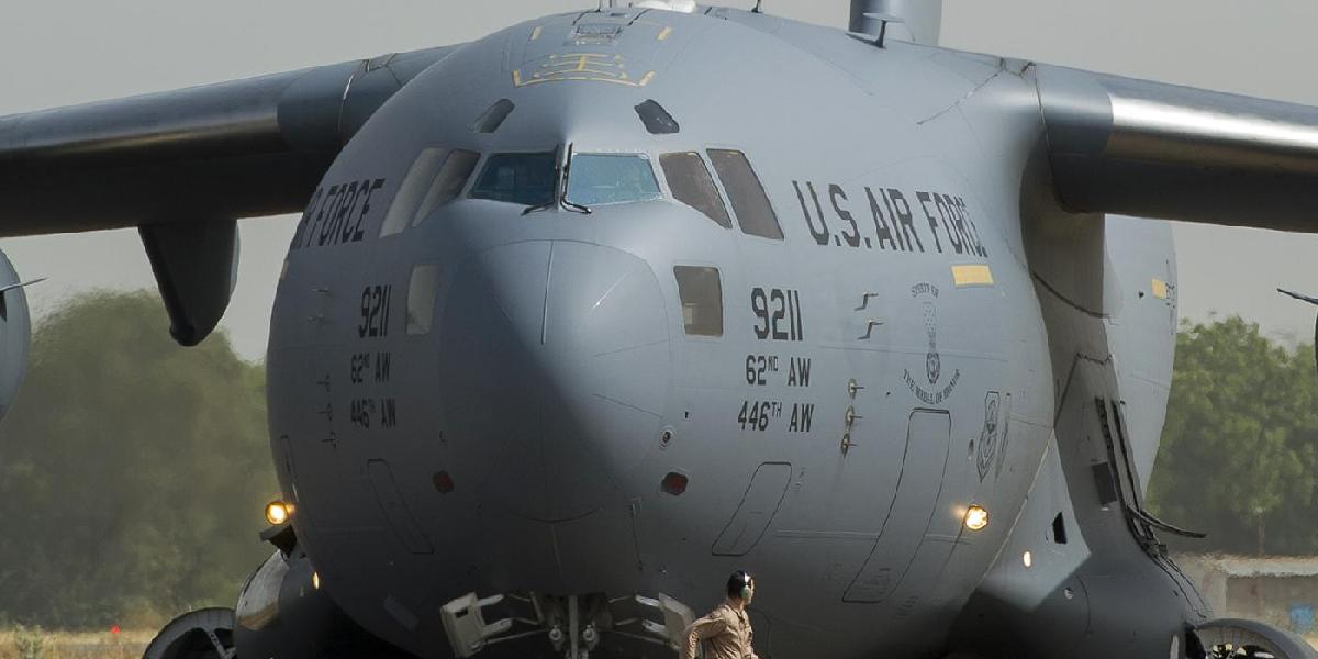 Zamestnancov ambasády v Jemene evakuovalo vojenské lietadlo