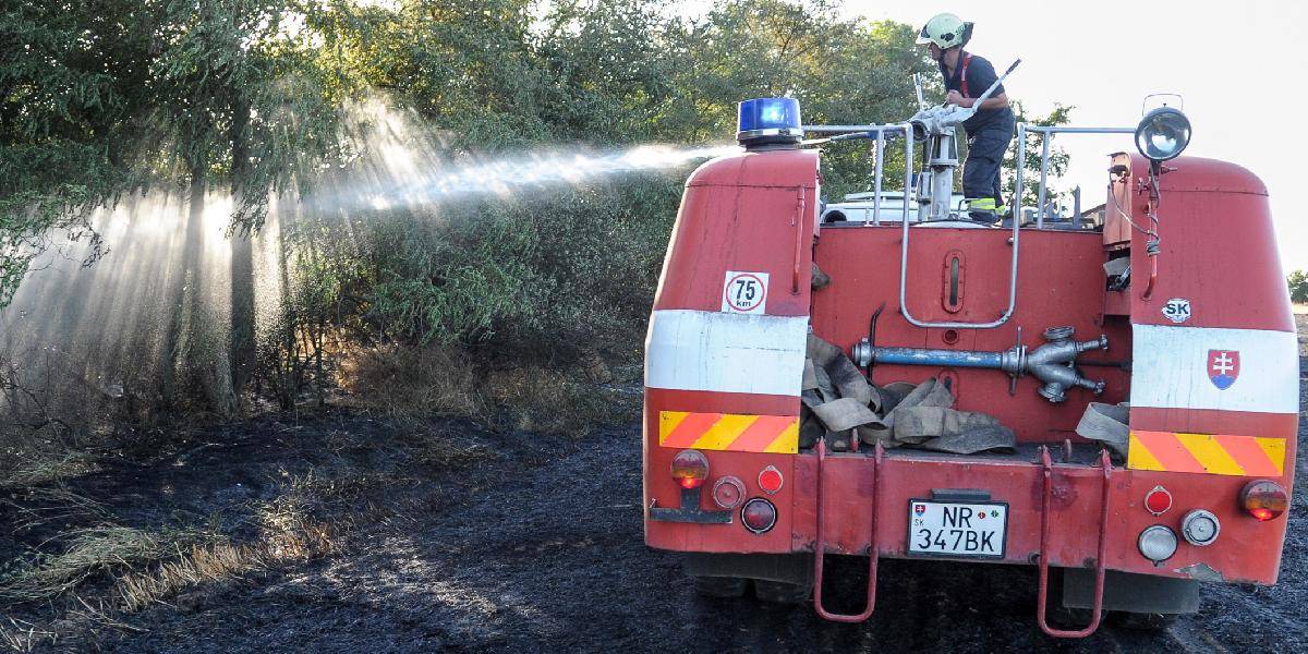 Hasiči stále bojujú s lesným požiarom pri obci Betliar