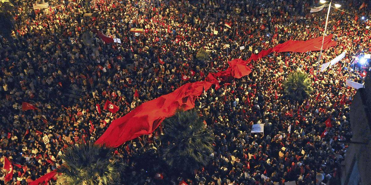 Protivládna demonštrácia v hlavnom meste Tuniska prilákala desaťtisíce ľudí