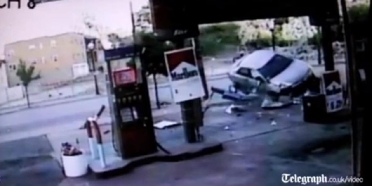 Brutálne VIDEO: Muž zdemoloval autom zastávku, odišiel taxíkom!