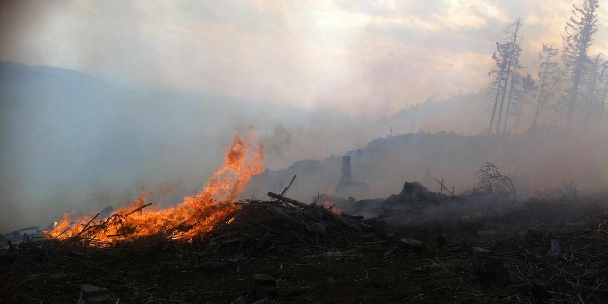 Hasičom sa nedarí požiar vo Volovských vrchoch uhasiť