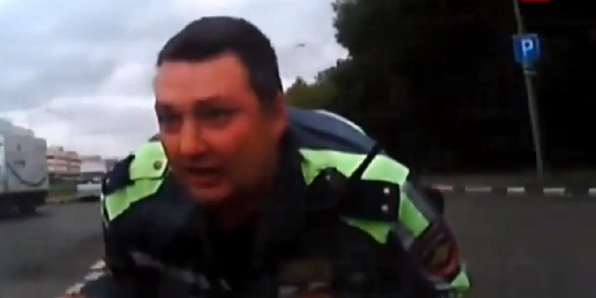 VIDEO: Policajta nabral na kapotu auta, viezol ho asi kilometer!