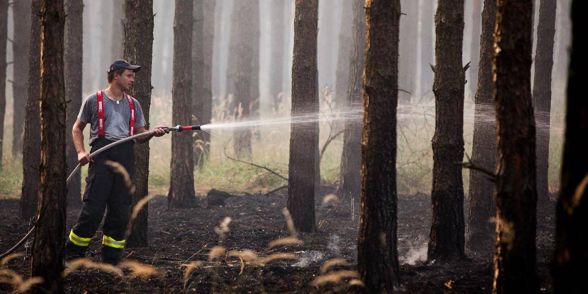 Požiar vo Veľkých Levároch hasiči lokalizovali, dnes ho možno aj uhasia