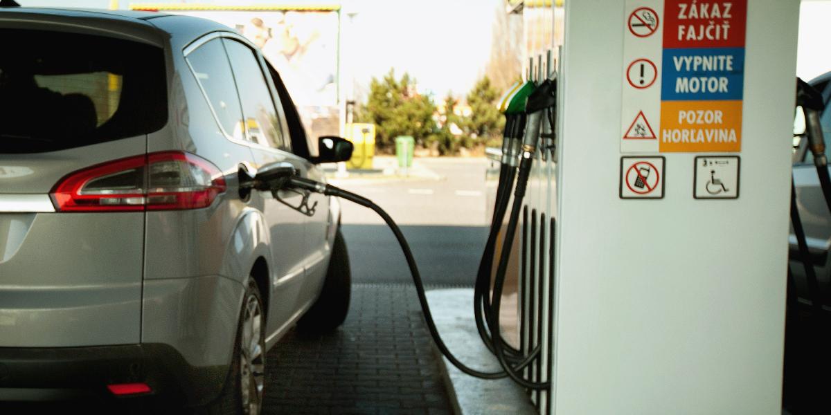 Slovenskí motoristi budú tankovať lacnejší benzín a naftu