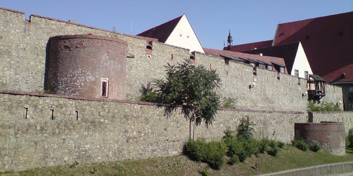 Bratislava chce po 12 rokoch otvoriť hradby, dnes ich začali čistiť