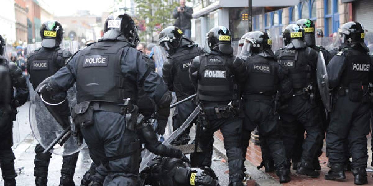 Protestantskí demonštranti zranili v Belfaste 26 policajtov