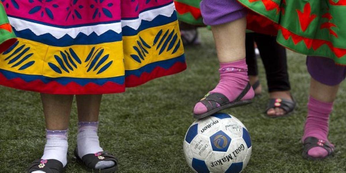 V Peru hrali ženy futbal, netradične v krojoch a sandáloch