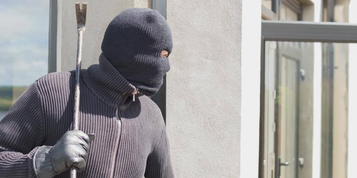 Česká polícia zadržala v záhrade rodinného domu dvoch maskovaných ozbrojencov
