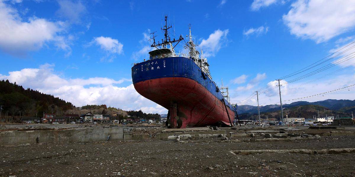 Rybársku loď v japonskom v meste Kesennuma, symbol tsunami, odstránia