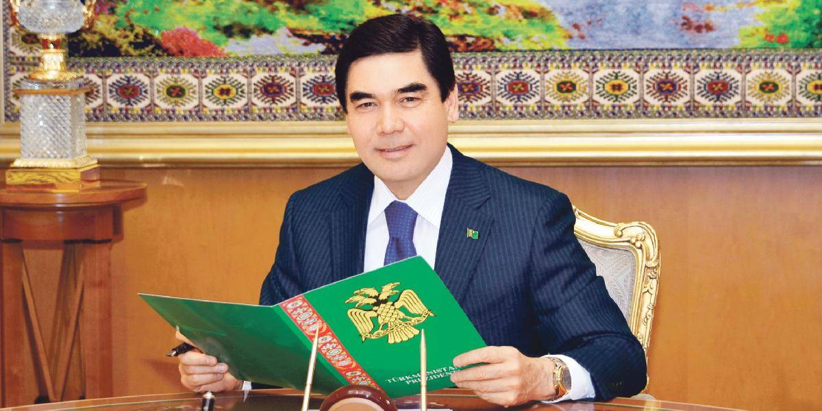 Turkménsky prezident dal postaviť obrovskú sochu svojho otca