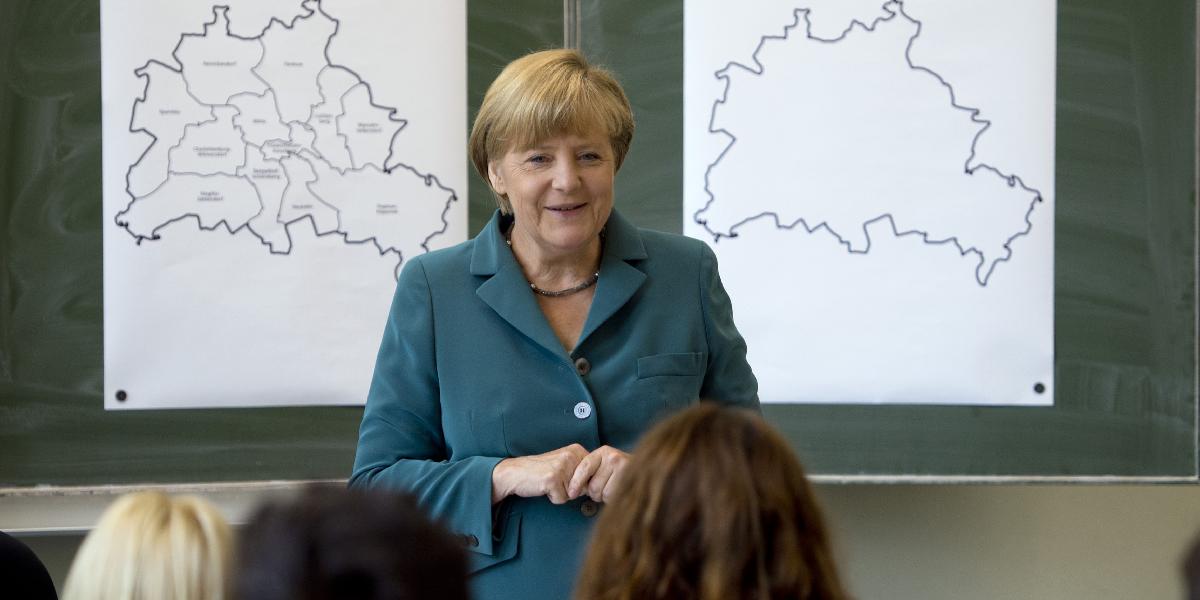 Merkelová sa zahrala na učiteľku dejepisu
