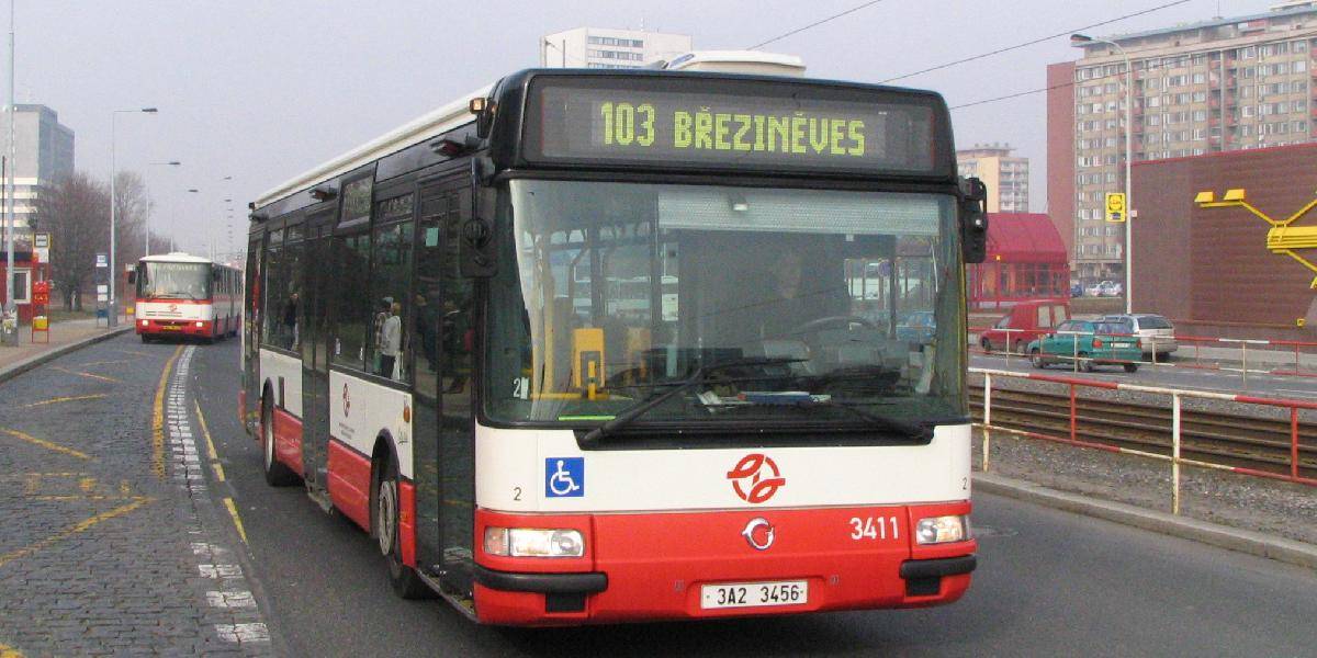 V Prahe havaroval autobus MHD, traja zranení