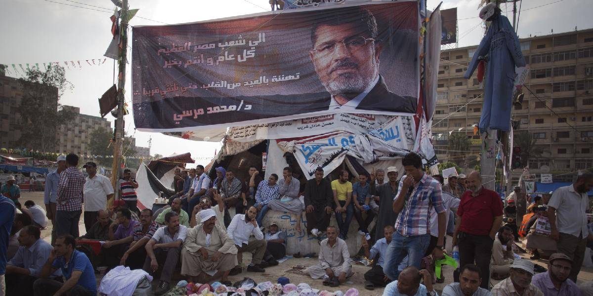 Jednu obeť a 11 zranených si vyžiadal stret Mursího odporcov a stúpencov