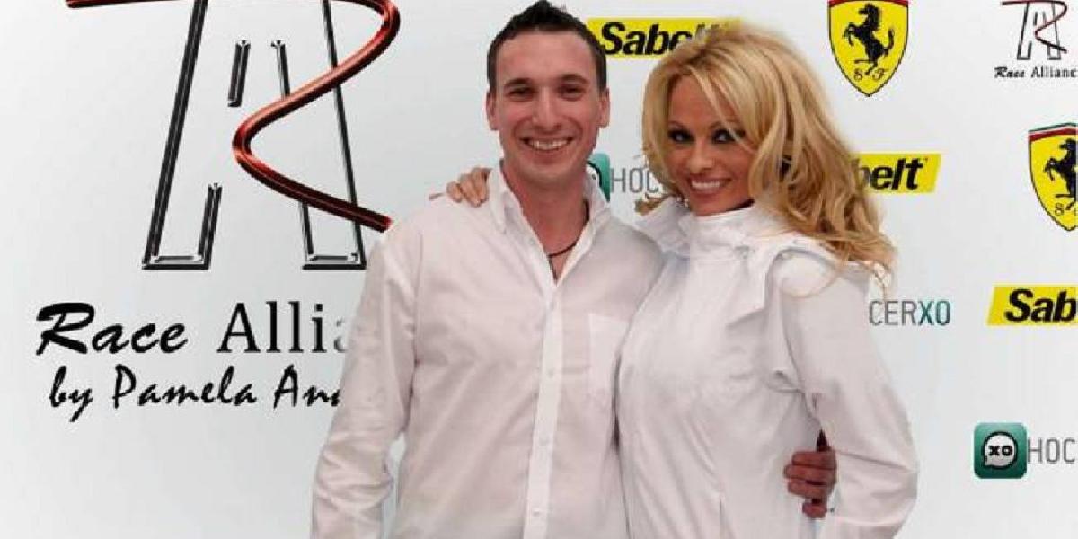 Pamela Andersonová kúpila tím FIA GT, premiéru bude mať v SR