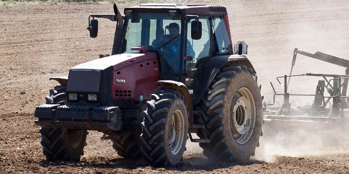 Prevrátený traktor usmrtil 74-ročného muža