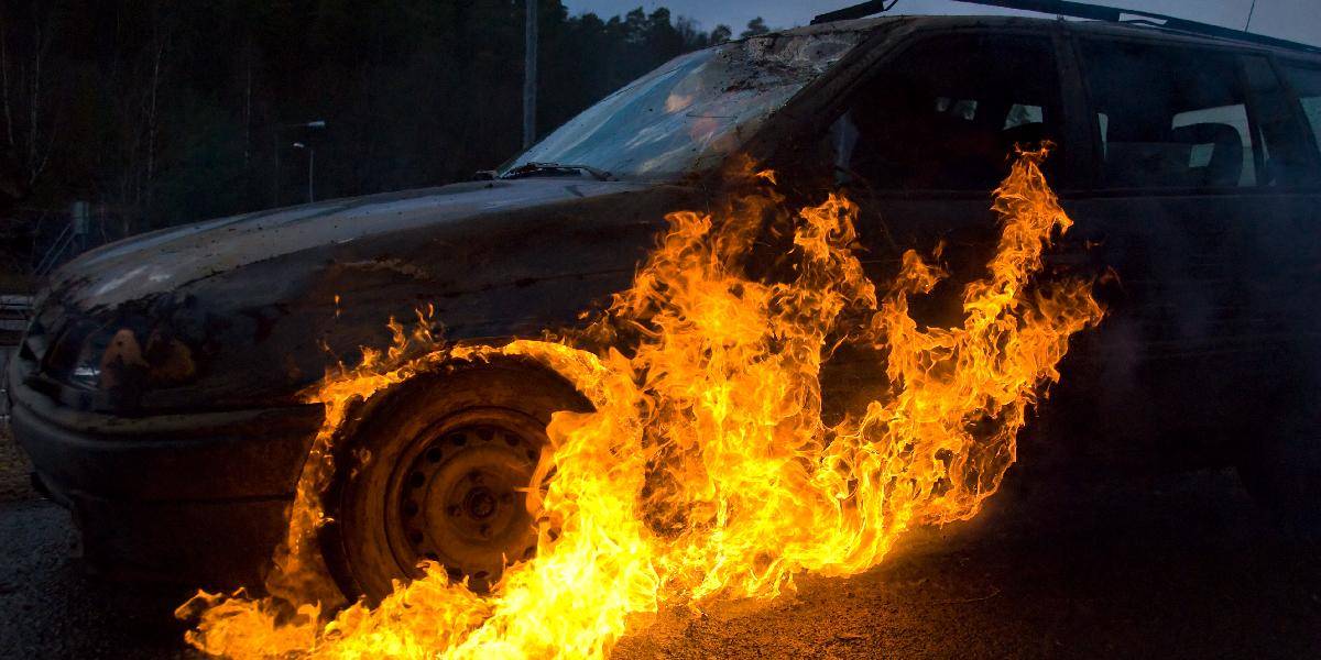 V Bratislave horel v noci Land Rover, niekto ho zrejme podpálil