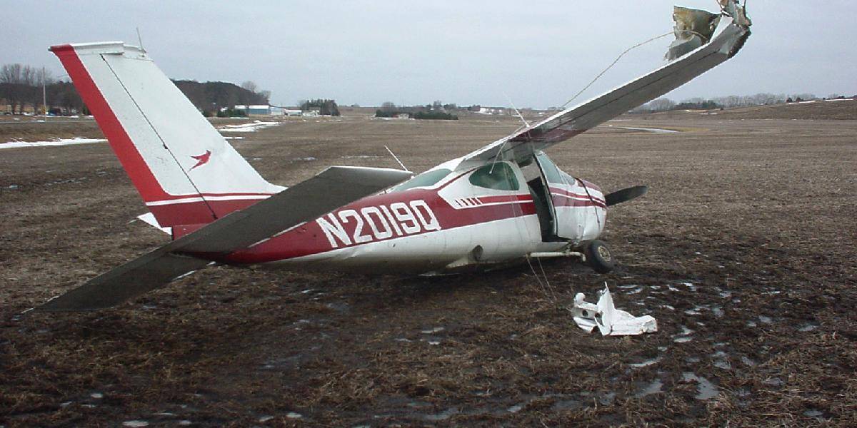 Pád lietadla prežil pilot aj cestujúci len zázrakom!