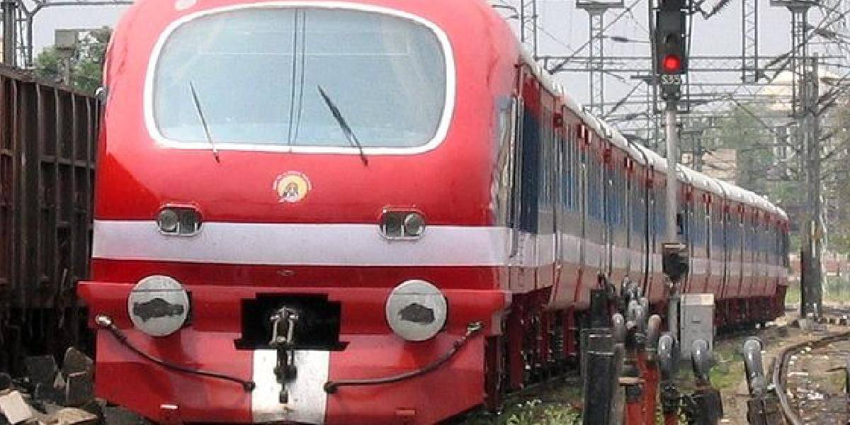 Vlak v Indii zmietol skupinu pútnikov, zabil najmenej 20 ľudí