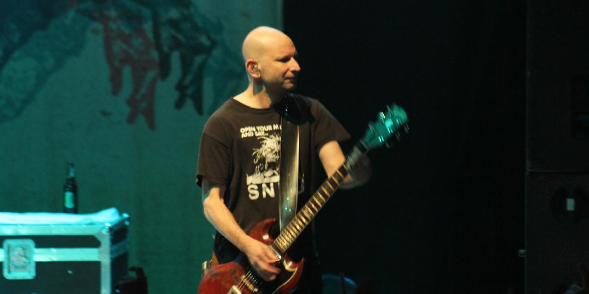 Gitarista kapely Bad Religion požiadal o rozvod