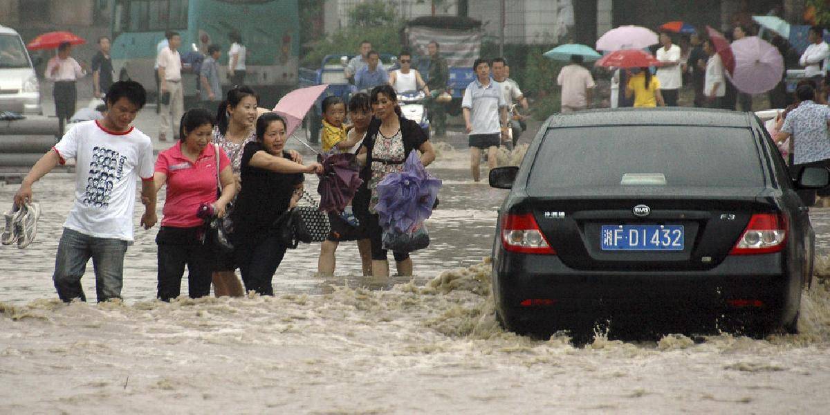 Dažde a povodne si vyžiadali desiatky obetí
