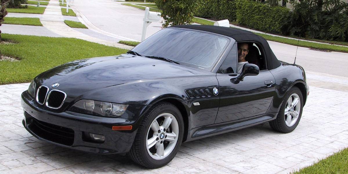 Šok majiteľa BMW: Zo sklápacej strechy mu spravili rezance