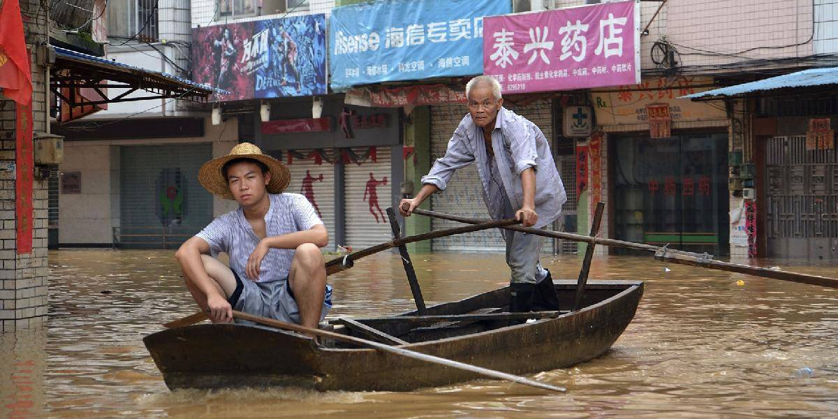 V Číne pripravili búrky a záplavy o život už najmenej 140 ľudí