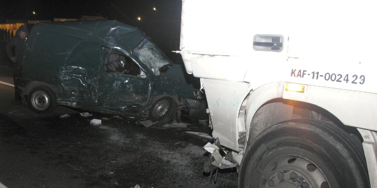 Kamiónom narazil do osobného auta: Dvaja mŕtvi, jeden ťažko zranený